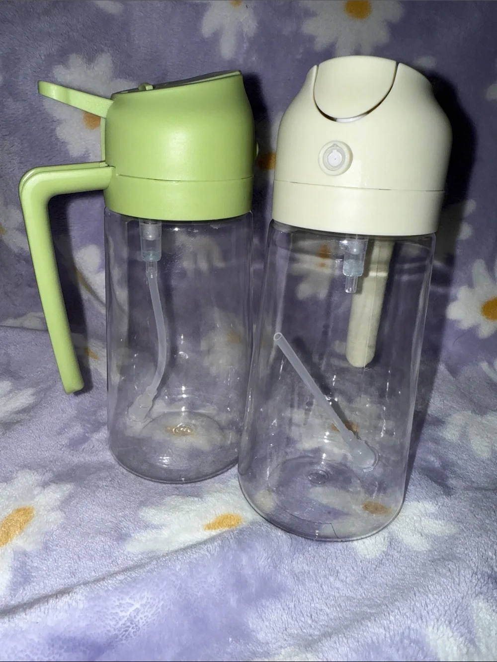 Dual-Color Pour-Top Condiment Dispensers — Green & Cream
